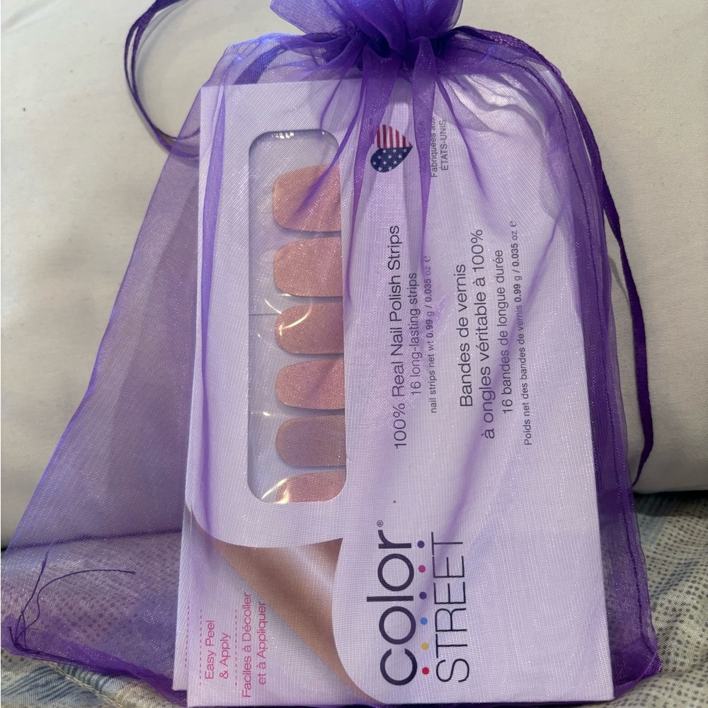 Color Street 100% dry nail polish.
